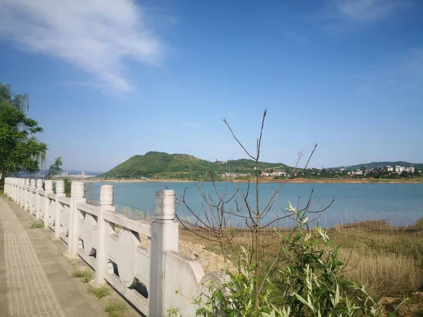 一个漂亮的水景 有走道 在彼岸有城市景观 — 图库照片