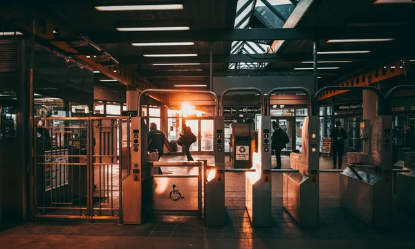 乗車券を購入する人が乗る駅 — ストック写真