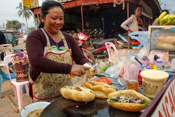 Donna Che Prepara Panino Vang Vien Laos Famosa Destinazione Turistica — Foto Stock