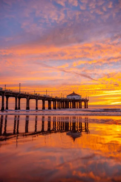 Vertikální Záběr Manhattan Beach Kalifornii Barevný Západ Slunce Oceánu Odrazem — Stock fotografie