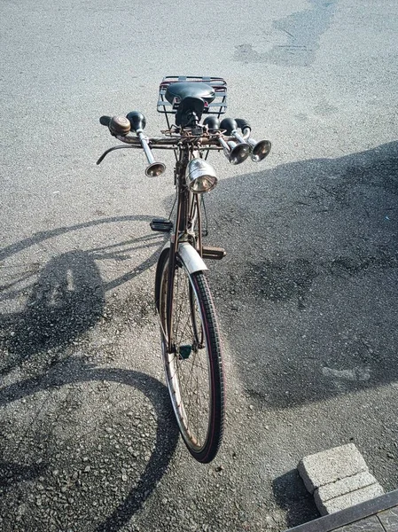 Vertical High Angle Vintage Bike Parked Street — Stock Photo, Image