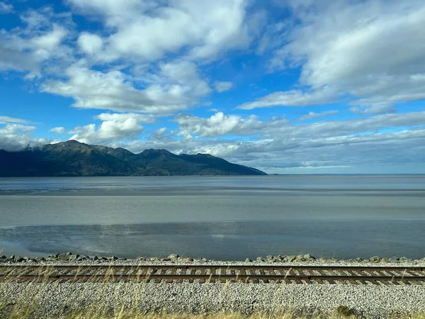 Μια Όμορφη Θέα Των Σιδηροδρομικών Σιδηροτροχιών Στο Φόντο Ενός Θαλασσινού — Φωτογραφία Αρχείου