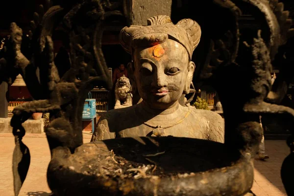 Eine Nahaufnahme Von Bronzeskulpturen Buddhistischen Tempel Rudra Varna Mahavihar Lalitpur — Stockfoto