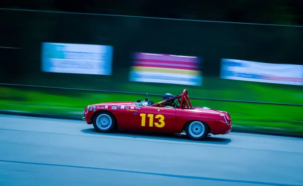 Une Voiture Rouge Classique Qui Roule Vite Sur Une Piste — Photo