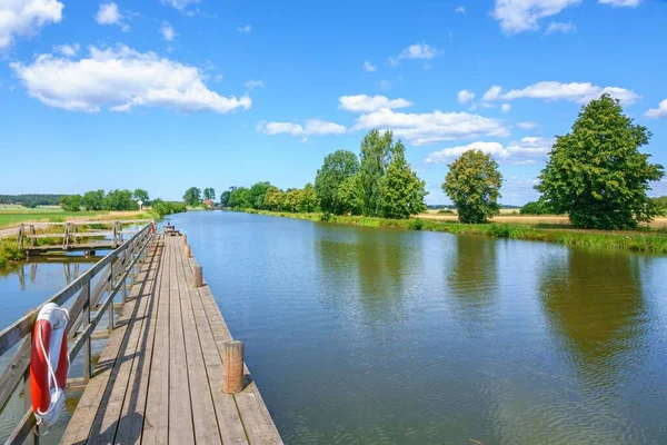 Träbrygga Vid Den Reflekterande Kanalen Ett Vackert Sommarlandskap Den Blå — Stockfoto