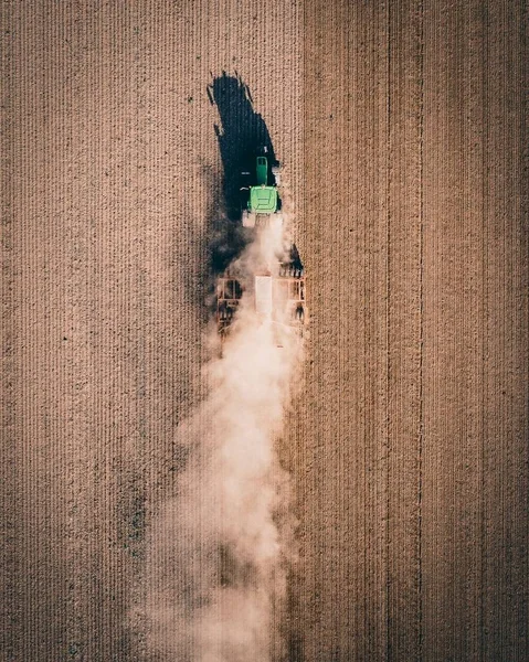 Drone Verticale Trattore Che Lavora Sul Campo Produce Polvere — Foto Stock