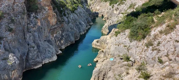 Een Luchtfoto Van Een Blauwe Rivier Die Stroomt Een Landelijk — Stockfoto