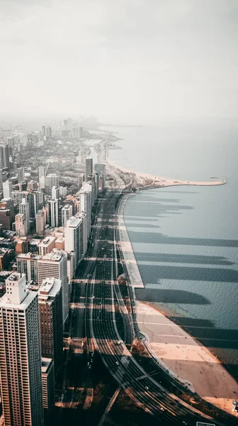 シカゴ イリノイ州 米国の街並みの水に印象的な影の垂直ショット — ストック写真