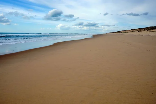 Uma Paisagem Marinha Com Uma Praia Areia Marrom Sob Céu — Fotografia de Stock