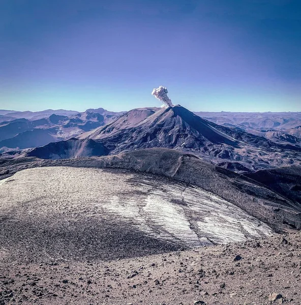 Una Vista Panoramica Una Catena Montuosa Con Vulcano Prima Dell — Foto Stock