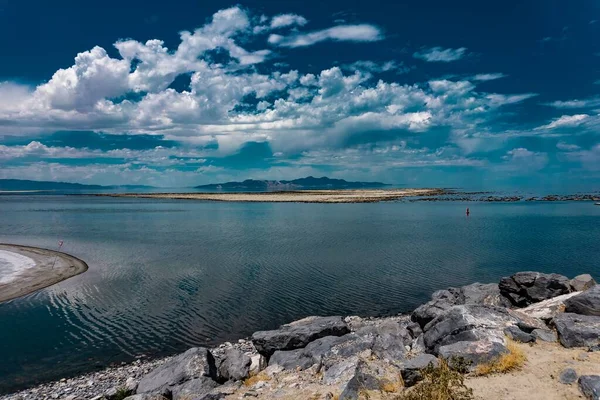Bulutlu Bir Gökyüzünün Altında Güzel Bir Göl Manzarası — Stok fotoğraf