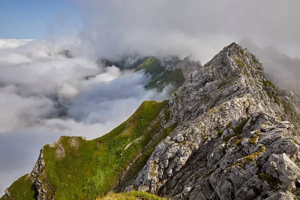 Een Prachtig Landschap Van Een Rotsachtige Bergketen Bedekt Met Wolken — Stockfoto