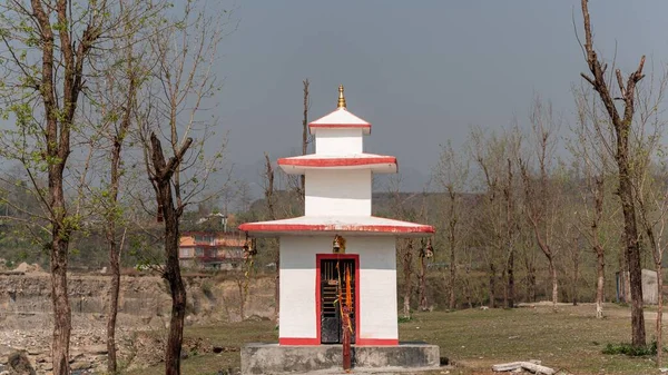 Templo Hindu Branco Com Contornos Vermelhos Parque Com Árvores Sem — Fotografia de Stock