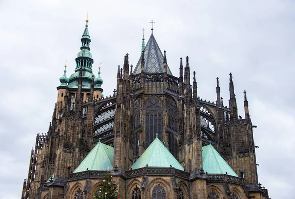 Vue Angle Bas Cathédrale Saint Vitus Contre Ciel Nuageux — Photo