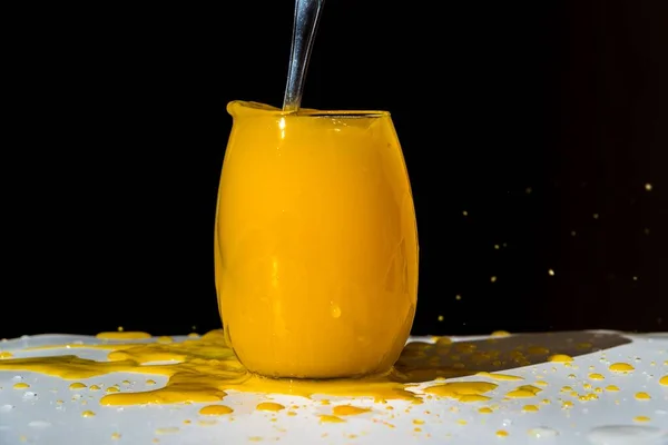 Nahaufnahme Eines Glases Frischer Orangensaft Das Auf Dem Tisch Verschüttet — Stockfoto