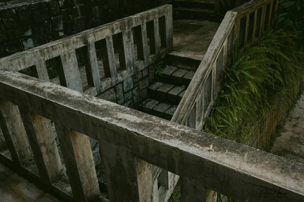 Köprü Parmaklıkları Olan Eski Merdivenler — Stok fotoğraf