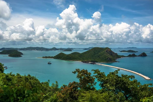 Luftaufnahme Einer Wunderschönen Wasserlandschaft Mit Inselvegetation Und Dichten Wolken Hintergrund — Stockfoto