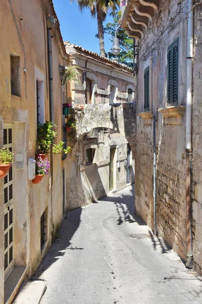 Vertical Shot Narrow Street Modica Old Houses Sicilian City Italy — Stock Photo, Image