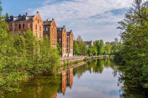 Живописный вид на здания на берегу реки в Фефеле, северная Бавария, Германия