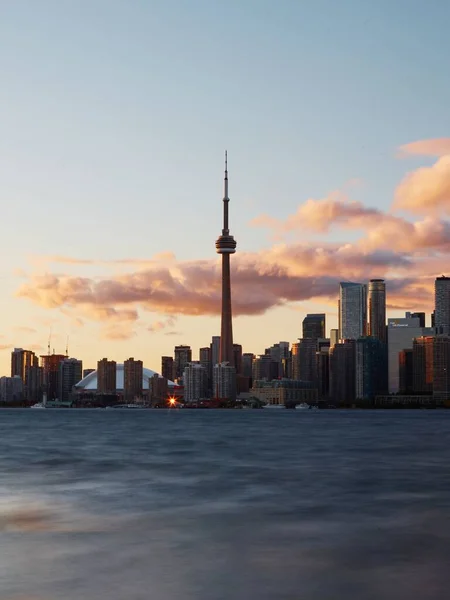 Ein Atemberaubender Blick Auf Torontos Skyline Vor Rosa Wolken Sonnenuntergang — Stockfoto