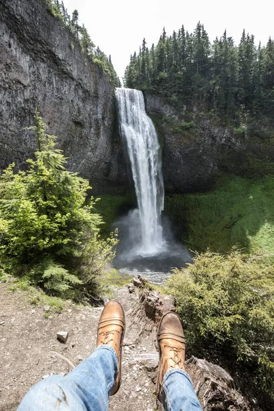 Vertikální Záběr Salt Creek Falls Řítí Zejícího Kaňonu Botami Popředí — Stock fotografie