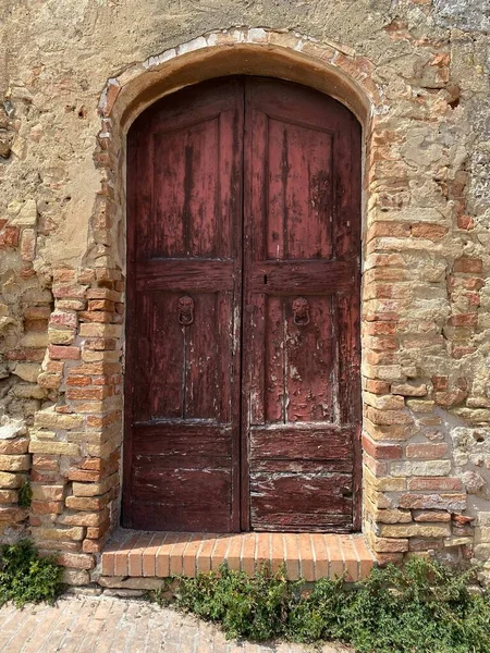 Tiro Vertical Uma Porta Madeira Arqueada Vintage Edifício Tijolo — Fotografia de Stock