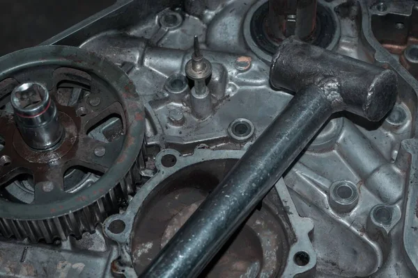 Zbliżenie Rąk Mechanika Samochodowego Naprawianie Usterek Samochodowych Narzędziami — Zdjęcie stockowe