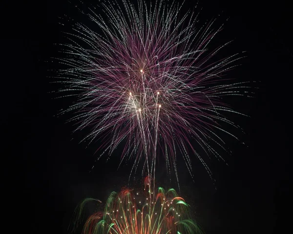 夜空に色とりどりの火花が散りばめられた美しい花火 — ストック写真