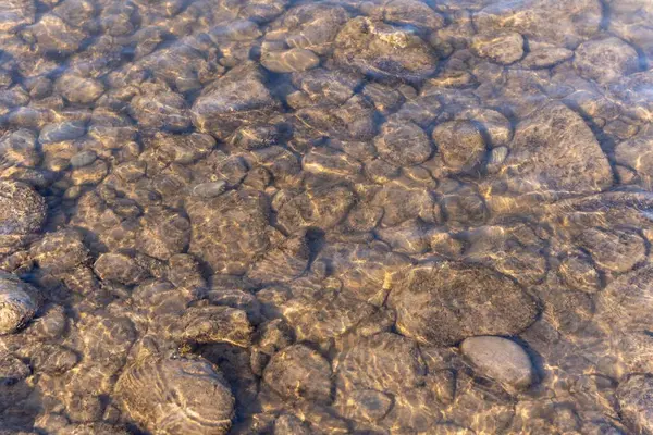 底に岩がある湖の透明な水 — ストック写真