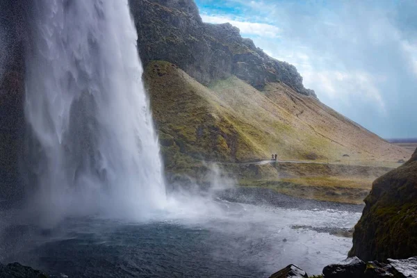 一个迷人的景观 巨大的Skogafoss瀑布与游客在冰岛 — 图库照片