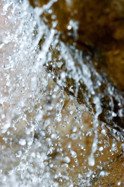 Primo Piano Gocce Acqua Che Cadono Una Roccia — Foto Stock