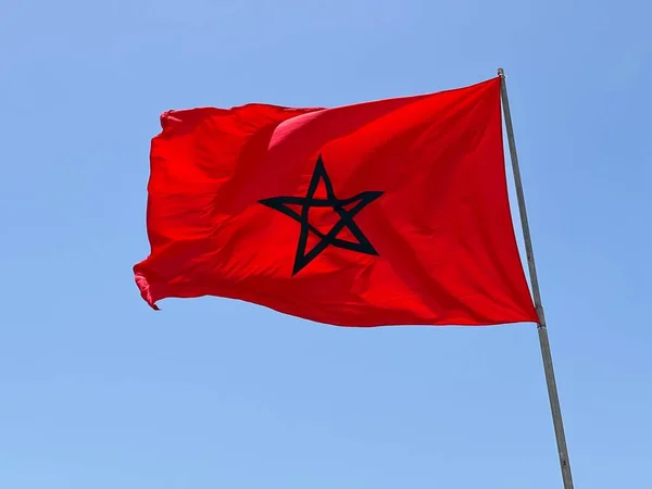 Marokkaanse Vlag Wapperend Met Blauwe Lucht Achtergrond — Stockfoto
