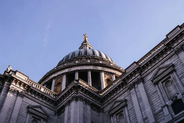 Uma Foto Ângulo Baixo Cúpula Catedral Saint Pauls Londres Reino — Fotografia de Stock