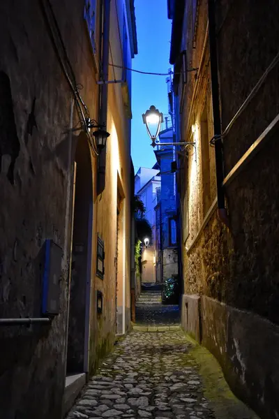 Tiro Vertical Uma Rua Estreita Noite Caiazzo Uma Aldeia Medieval — Fotografia de Stock