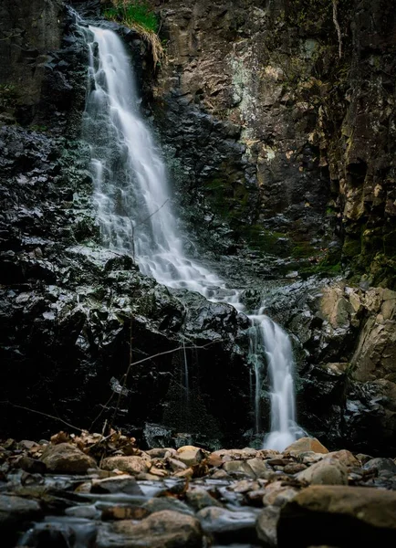 Una Vista Mozzafiato Una Cascata Che Scende Una Collina Rocciosa — Foto Stock