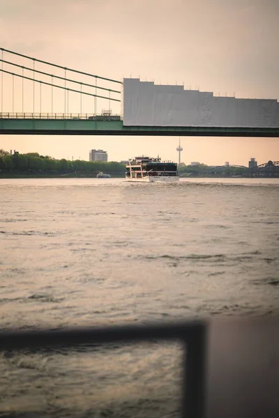 ライン川の橋の下を通るヨットの垂直ショット — ストック写真