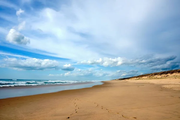 Uma Paisagem Marinha Com Uma Praia Areia Marrom Sob Céu — Fotografia de Stock