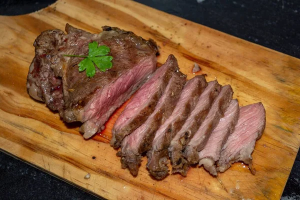 Detailní Záběr Lahodné Svíčkové Nebo Rump Steak Grilované Dřevěné Desce — Stock fotografie