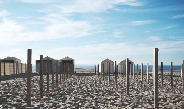 Beautiful Shot Sandy Beach Wooden Huts Poles Sunny Day — Stock Photo, Image