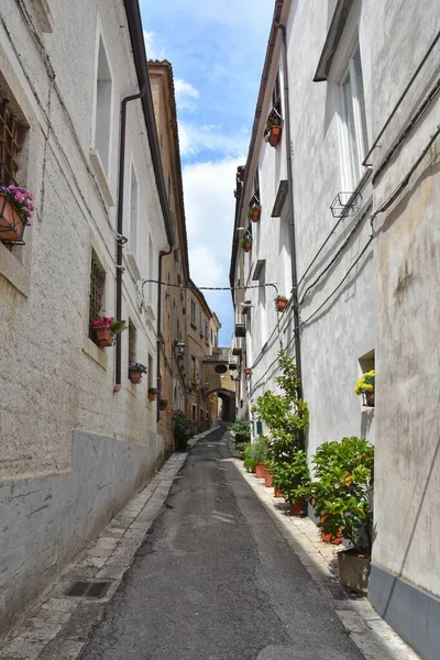 Een Verticaal Schot Van Een Smalle Straat Caiazzo Italië — Stockfoto