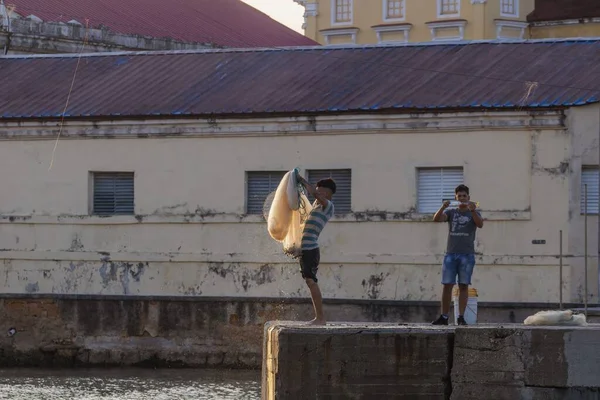 Mladí Rybáři Vrhají Sítě Řeky San Juan Matanzas Kubě — Stock fotografie