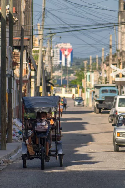 Colpo Verticale Una Strada Trafficata Con Bandiera Cuba Dipinta Sull — Foto Stock