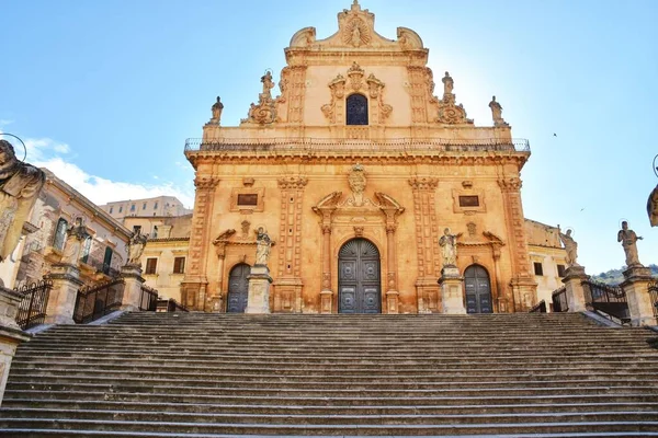 Μια Εκκλησία Όμορφη Αρχιτεκτονική Στη Μόντικα Σικελική Πόλη Στην Ιταλία — Φωτογραφία Αρχείου
