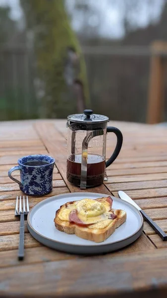 Вертикальний Знімок Смачного Сніданку Яйцями Ладантиком Кавою — стокове фото