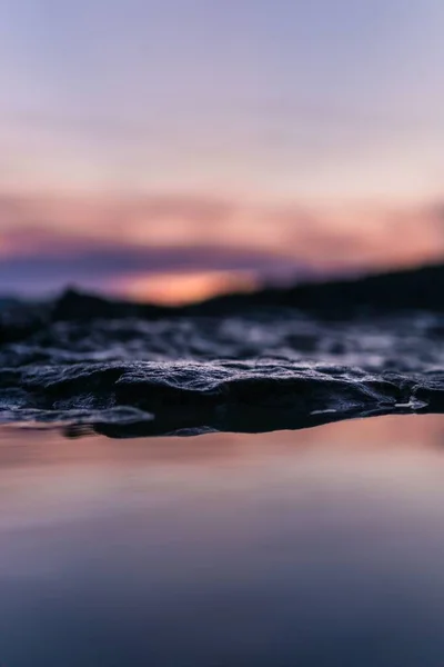 Eine Flache Aufnahme Von Felsen Wasser Bei Hellem Sonnenuntergang — Stockfoto