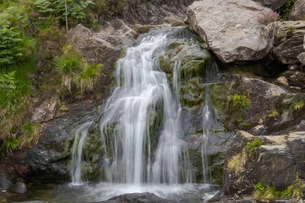 Ein Weicher Wasserfall Fließt Langzeitbelichtung — Stockfoto