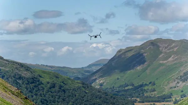 Drone Che Sorvola Colline Verdi Del Canyon Vista Sotto Cielo — Foto Stock
