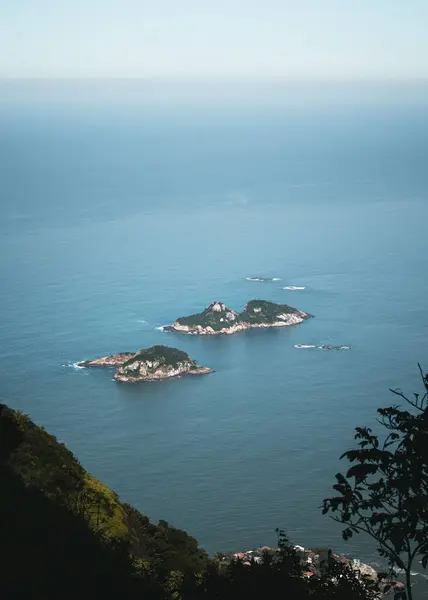 山の近くの美しい海の垂直ショット — ストック写真