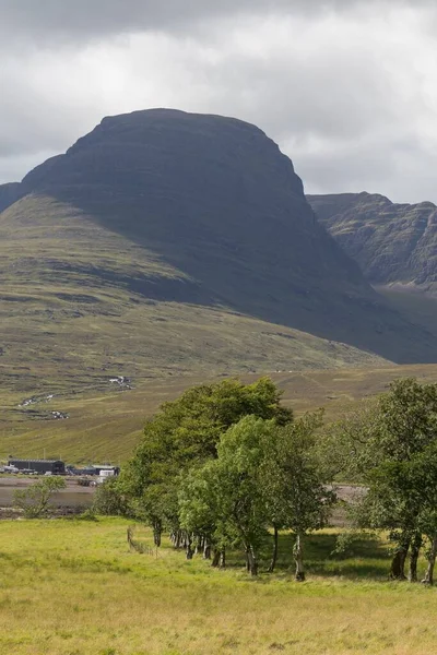 Plano Vertical Montañas Cubiertas Vegetación Fresca Las Carreteras Escocia Gran —  Fotos de Stock