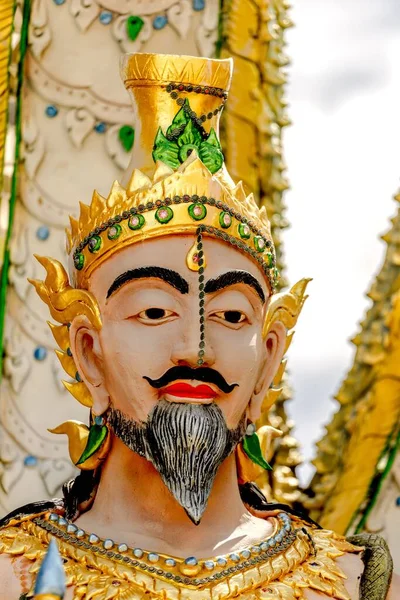 Вертикальний Знімок Великої Тайської Статуї Будди Обличчя Золотими Прикрасами — стокове фото